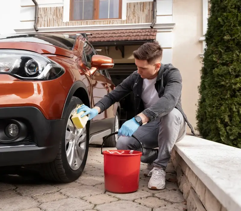 Lavage auto à domicile Garindein : professionnel intervenant sur un véhicule